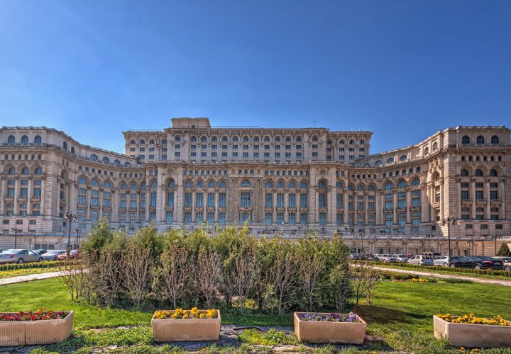 Recorrido por la ciudad de Bucarest con visita al Palacio del Parlamento, al Palacio de Primavera y al Museo del Pueblo