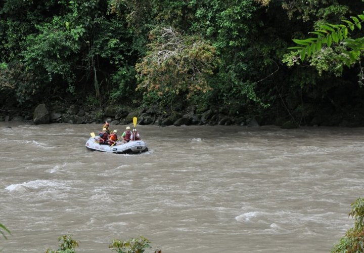 Aventura de rafting en el Río Pacuare 