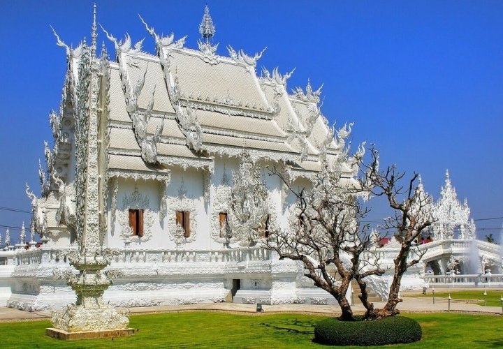 Descubrimiento del Wat Rong Khun (el Templo Blanco) y visita a la aldea de Akha 
