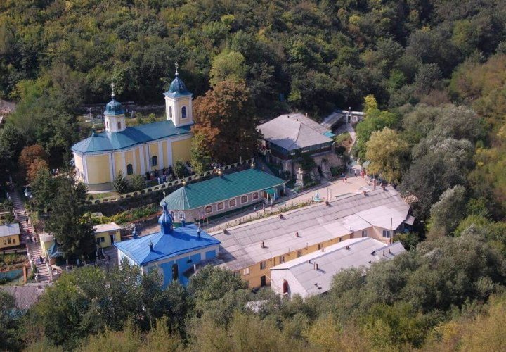 Les Monastères de Saharna et Tipova - un paysage inhabituel avec de nombreuses cascades