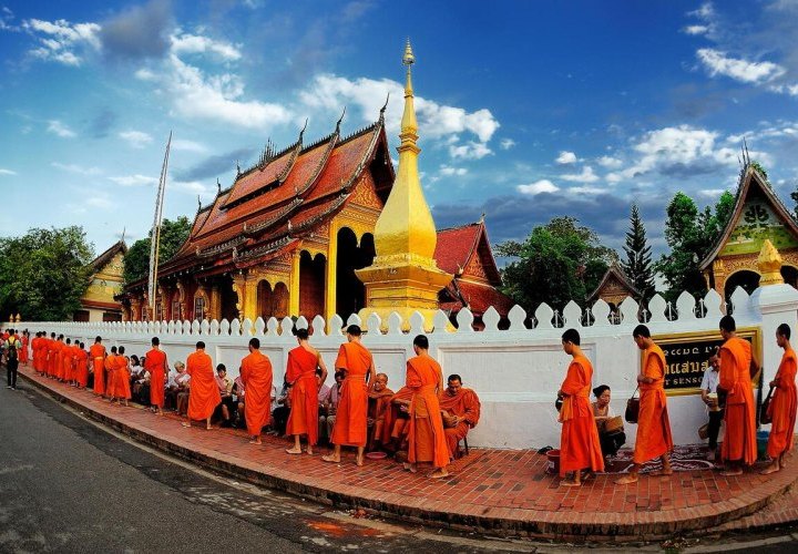Descubrimiento de Ceremonia de entrega de limosnas en Luang Prabang y partida