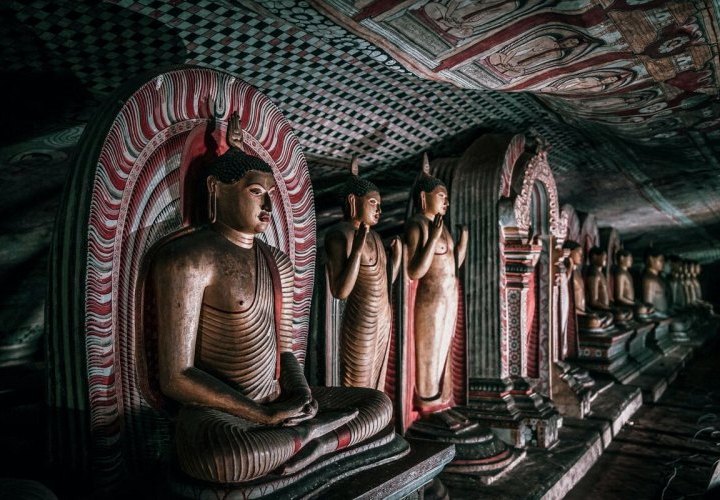 Descubrimiento del Templo de Oro de Dambulla conocido por los cinco santuarios rupestres que son los más impresionantes de Sri Lanka